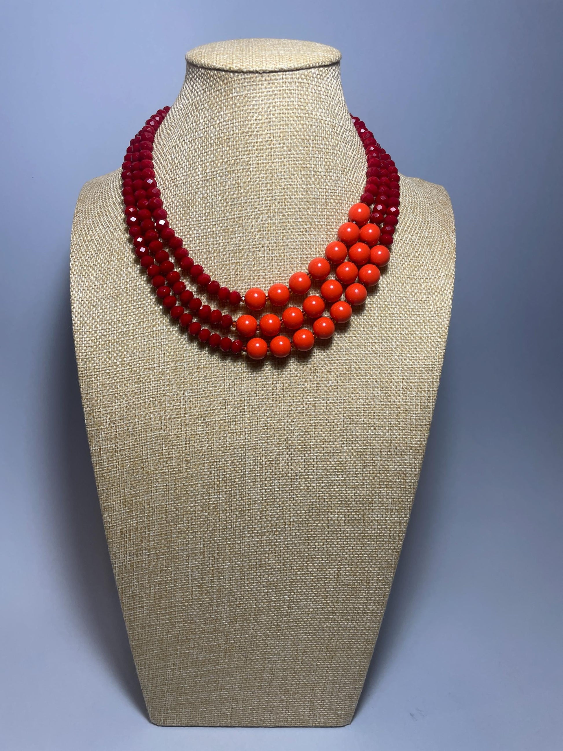 Collana bicolore, collana multifilo, con perle di resina e di cristallo sui toni del rosso e arancio, collana di tendenza, regalo per lei. "