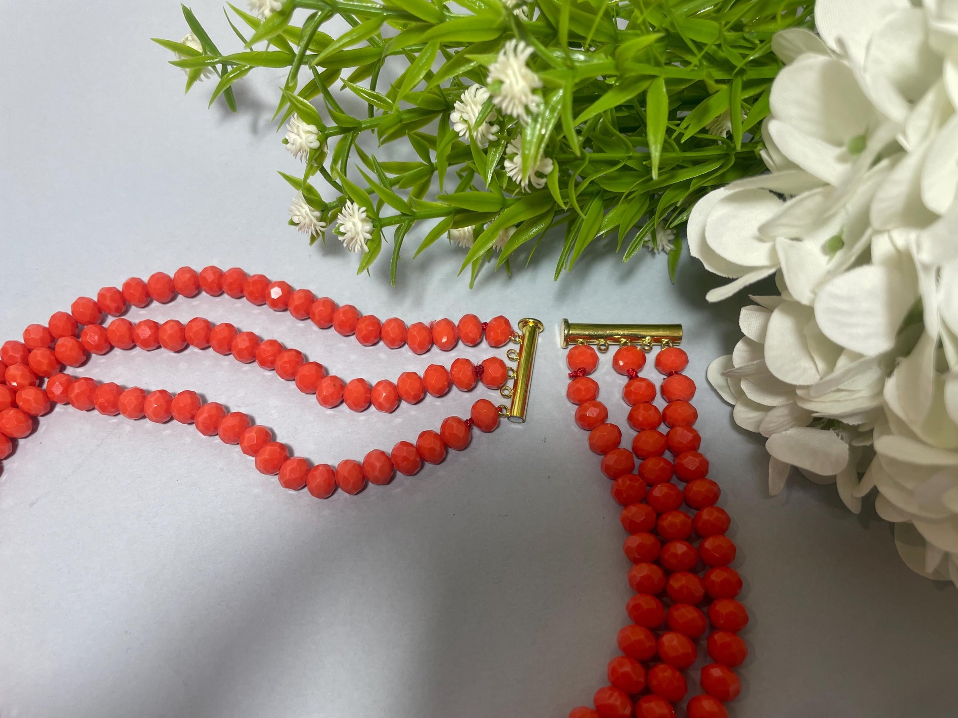 Collana multifilo, collana bicolore, perle di resina e di cristallo sui toni del rosso e arancio, collana di tendenza, regalo per lei. "