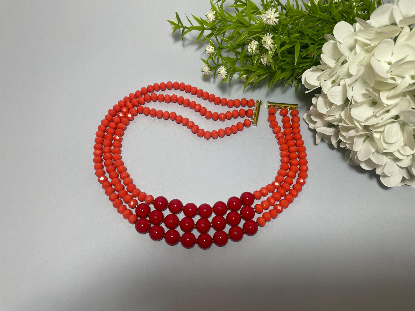 Collana multifilo, collana bicolore, perle di resina e di cristallo sui toni del rosso e arancio, collana di tendenza, regalo per lei. "