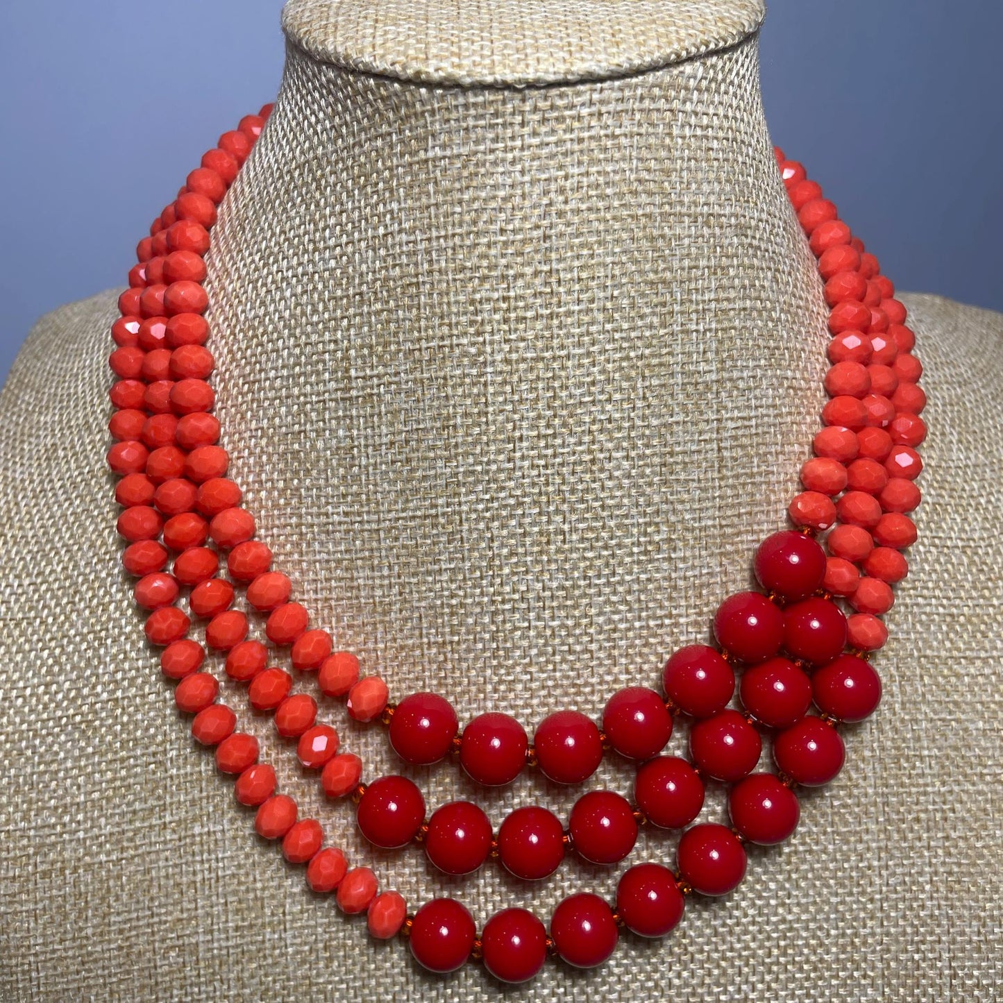 Collana multifilo, collana bicolore, perle di resina e di cristallo sui toni del rosso e arancio, collana di tendenza, regalo per lei. "