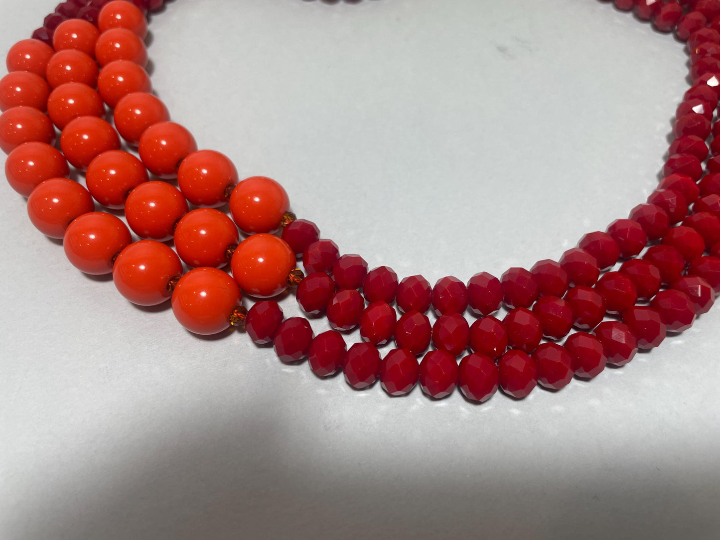 Collana bicolore, collana multifilo, con perle di resina e di cristallo sui toni del rosso e arancio, collana di tendenza, regalo per lei. "