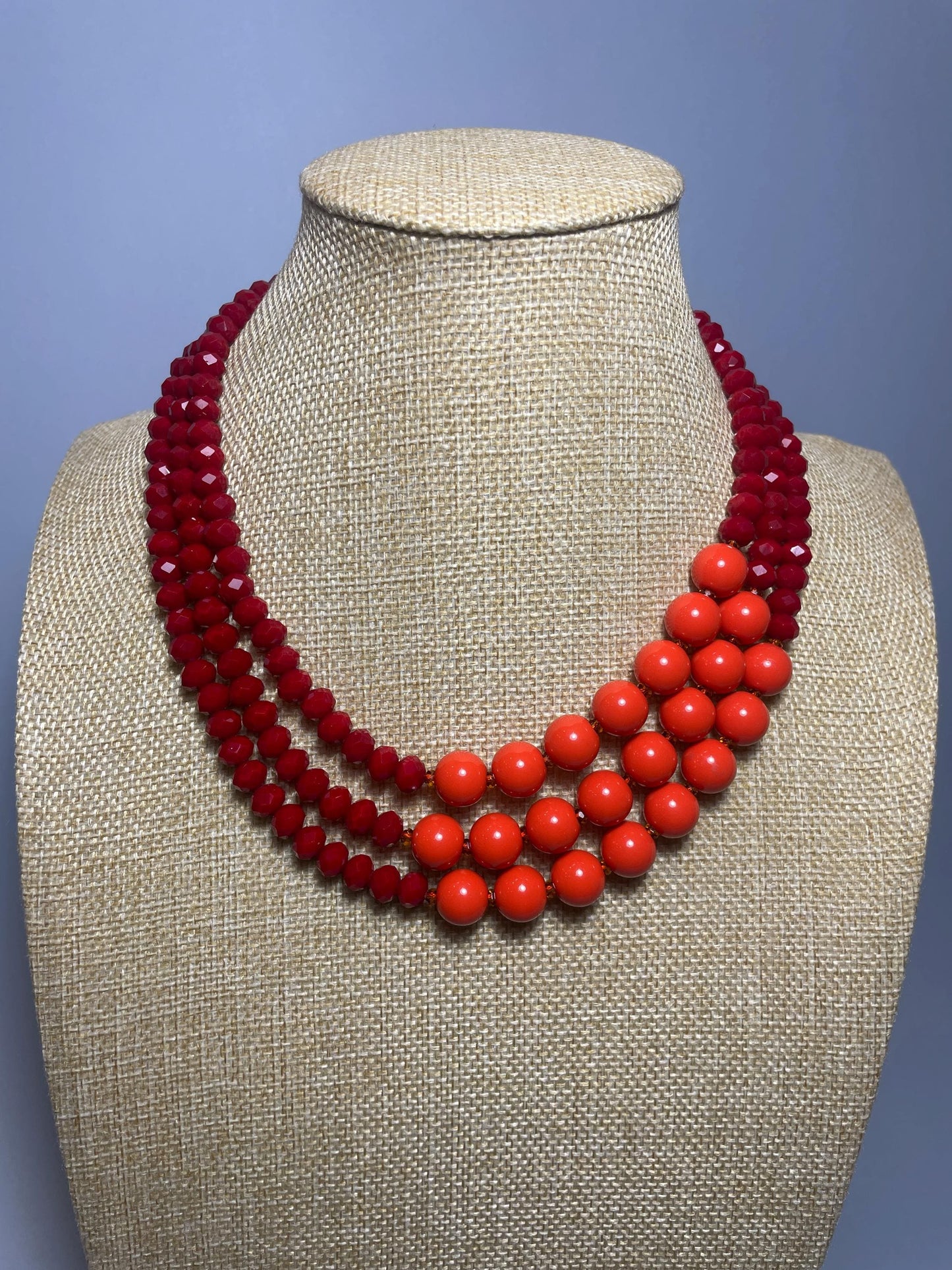 Collana bicolore, collana multifilo, con perle di resina e di cristallo sui toni del rosso e arancio, collana di tendenza, regalo per lei. "