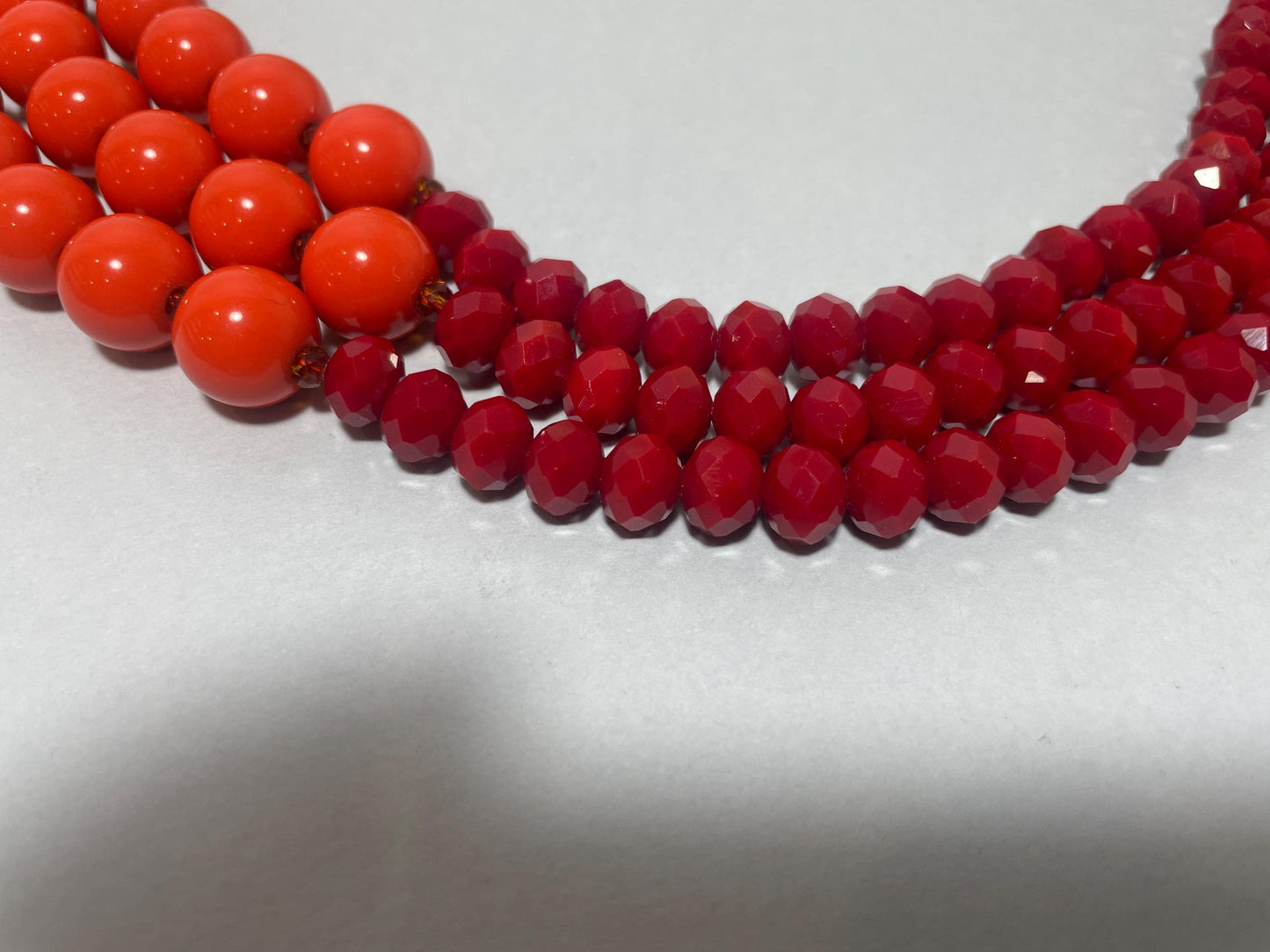 Collana bicolore, collana multifilo, con perle di resina e di cristallo sui toni del rosso e arancio, collana di tendenza, regalo per lei. "