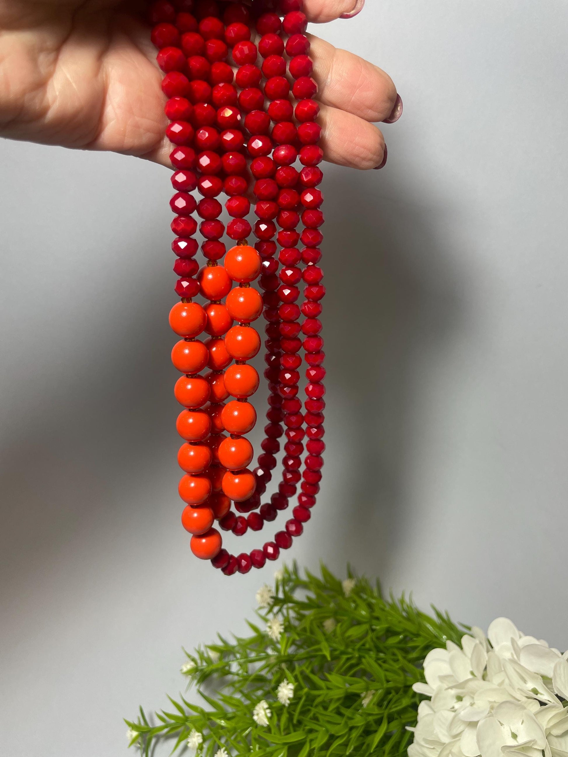 Collana bicolore, collana multifilo, con perle di resina e di cristallo sui toni del rosso e arancio, collana di tendenza, regalo per lei. "