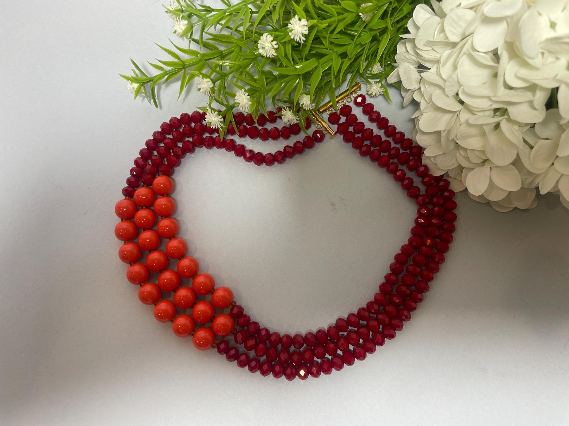 Collana bicolore, collana multifilo, con perle di resina e di cristallo sui toni del rosso e arancio, collana di tendenza, regalo per lei. "