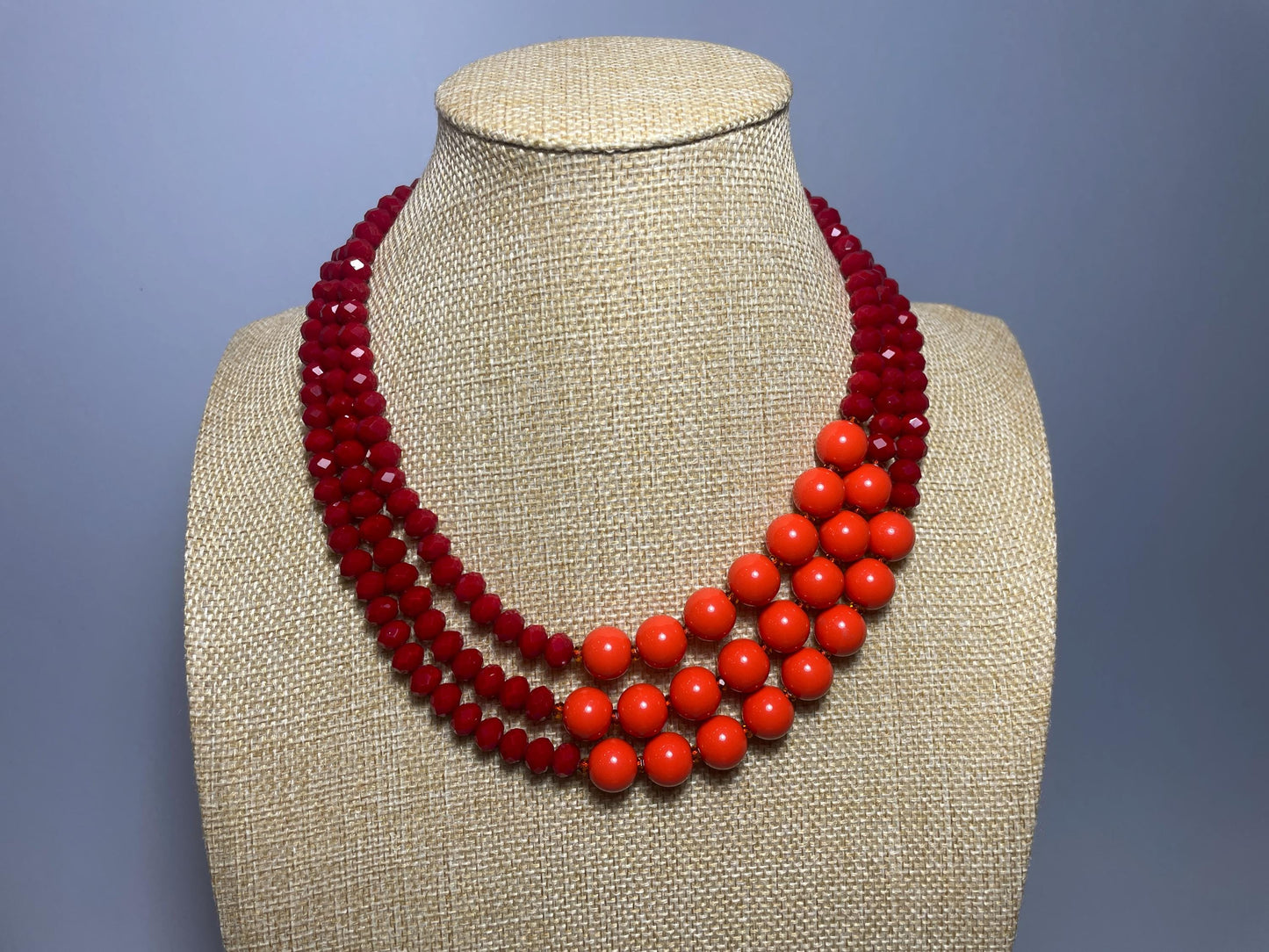 Collana bicolore, collana multifilo, con perle di resina e di cristallo sui toni del rosso e arancio, collana di tendenza, regalo per lei. "