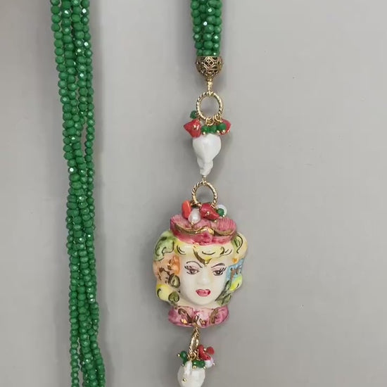 Collana siciliana con cristalli, collana multifilo, collana verde, grande ciondolo ceramica di Caltagirone, Testa di Moro dipinta a mano.ç