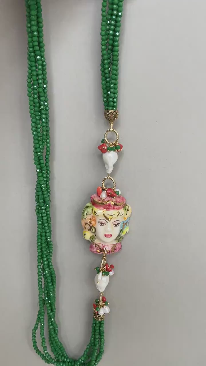 Collana siciliana con cristalli, collana multifilo, collana verde, grande ciondolo ceramica di Caltagirone, Testa di Moro dipinta a mano.ç