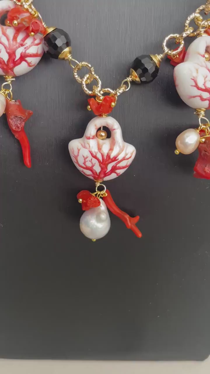 Collana siciliana, collana Caltagirone, catena alluminio dorato ipoallergenico, borsette ceramica decorate corallo, perle barocche e onice.ç