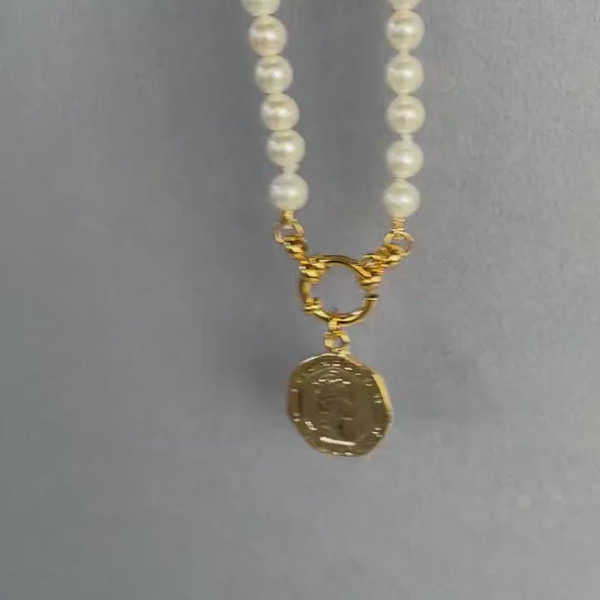 Collana di perle, girocollo delicato e minimalista, perle Maiorca e ciondolo acciaio inox, oro 14k, ciondolo Moneta, regalo ragazza.)