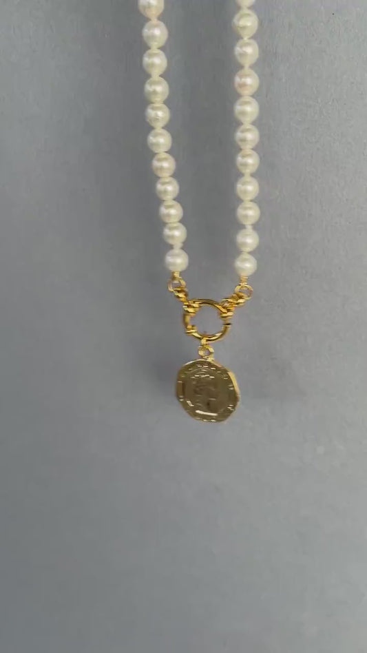 Collana di perle, girocollo delicato e minimalista, perle Maiorca e ciondolo acciaio inox, oro 14k, ciondolo Moneta, regalo ragazza.)