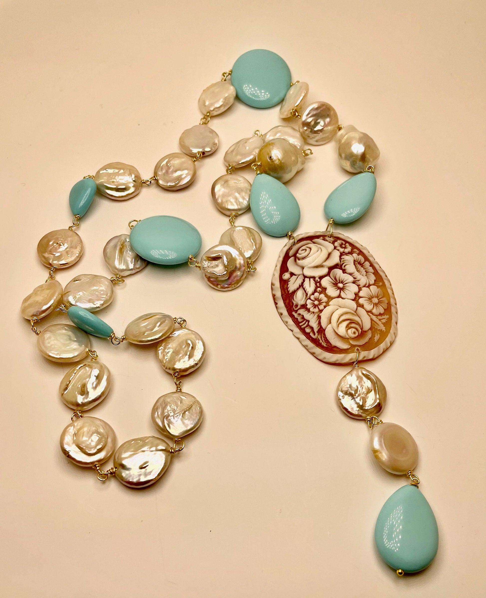 Collana composita, perle barocche a moneta, pasta di turchese, cammeo autentico di conchiglia. regalo per lei.|