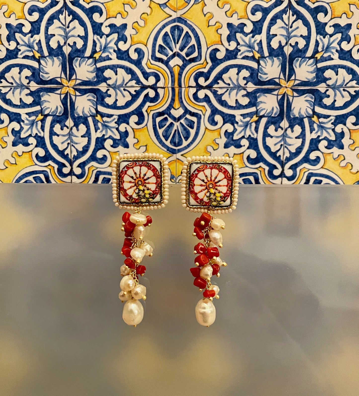 Orecchini pendenti, perno argento 925, mattonella ceramica di Caltagirone, grappolo di perle di fiume e coralli, regalo per lei *
