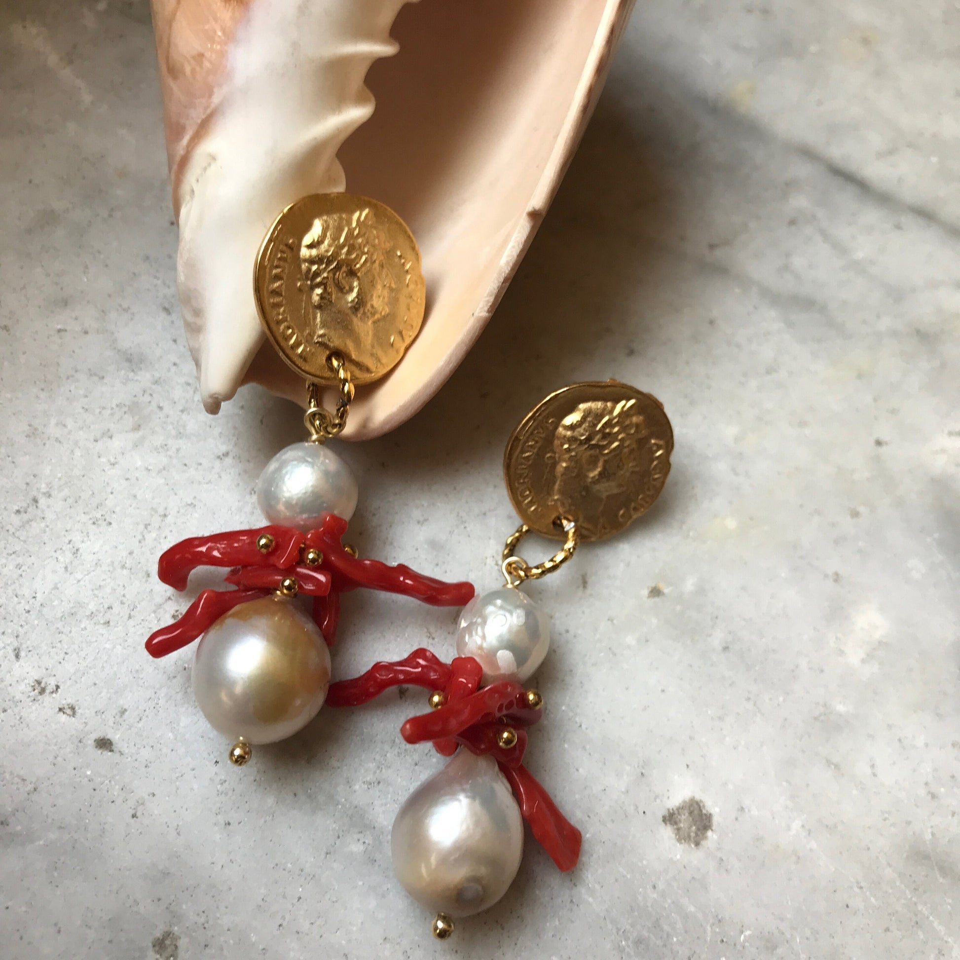 Orecchini siciliani con moneta in ottone, perle barocche e coralli §