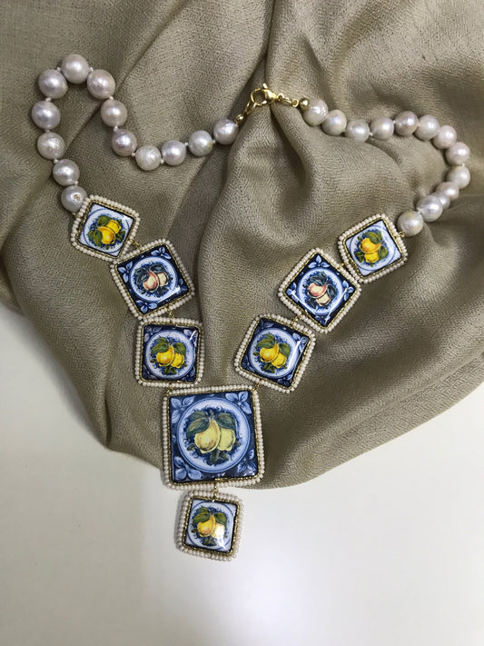 Collana siciliana con filo di perle e mattonelle in ceramica di Caltagirone, collana perle barocche, collana con limoni.!