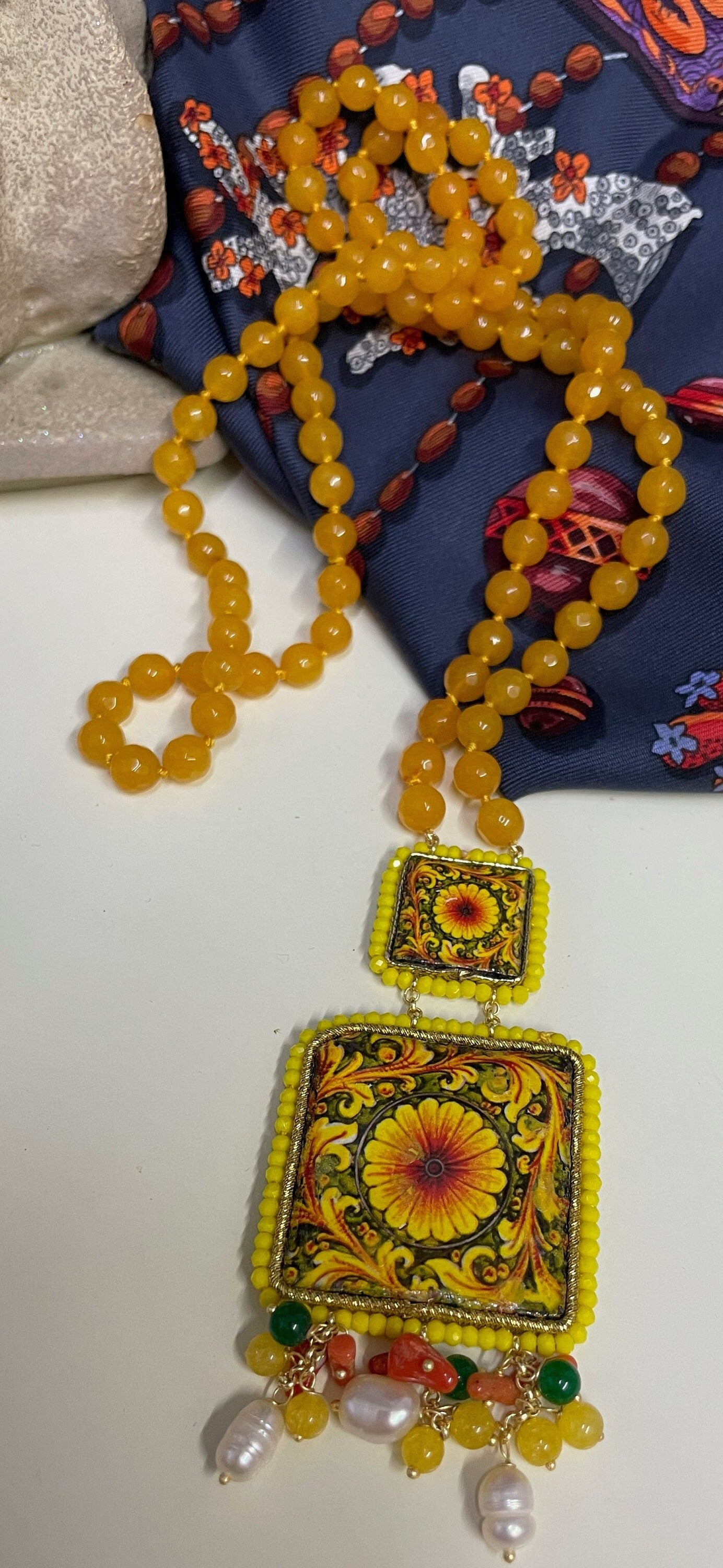 Collana siciliana con filo di perle di agata gialla e mattonelle di ceramica di Caltagirone.!