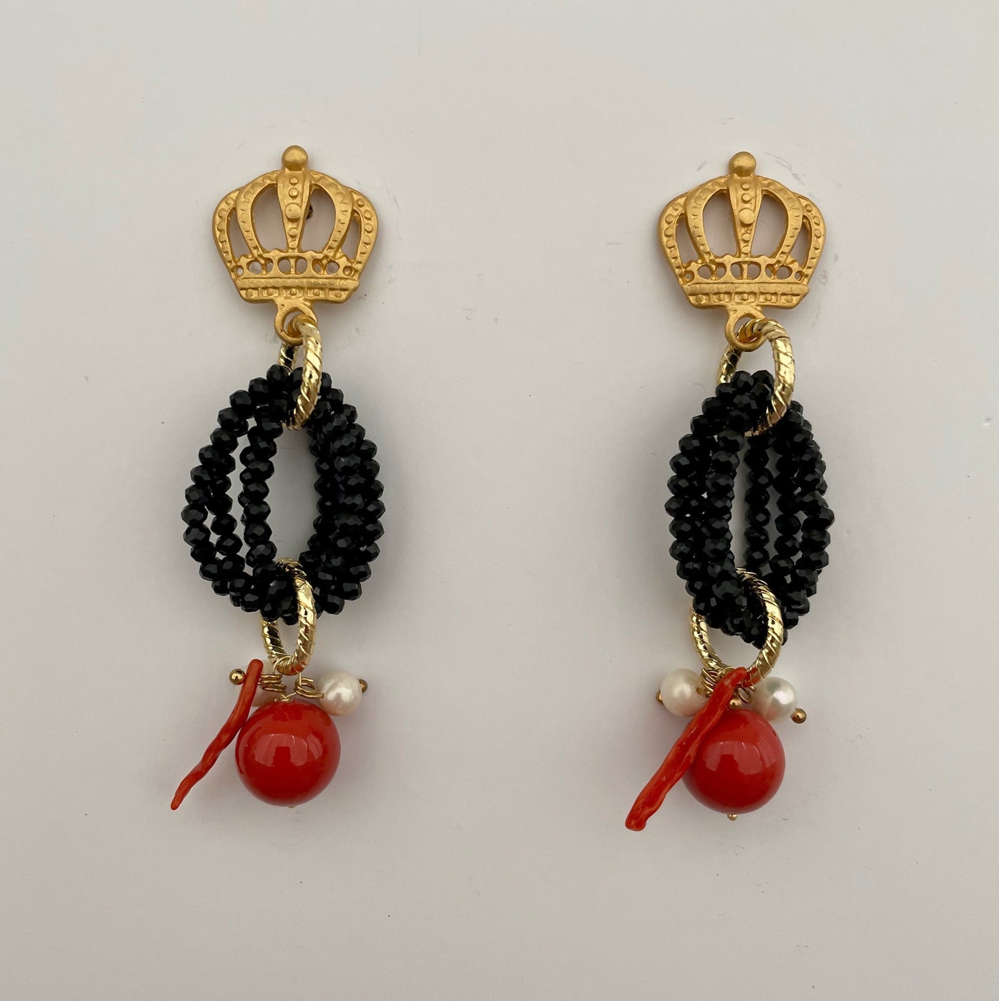 Orecchini con corona in zama, cristalli neri e perle maiorca rosse.(