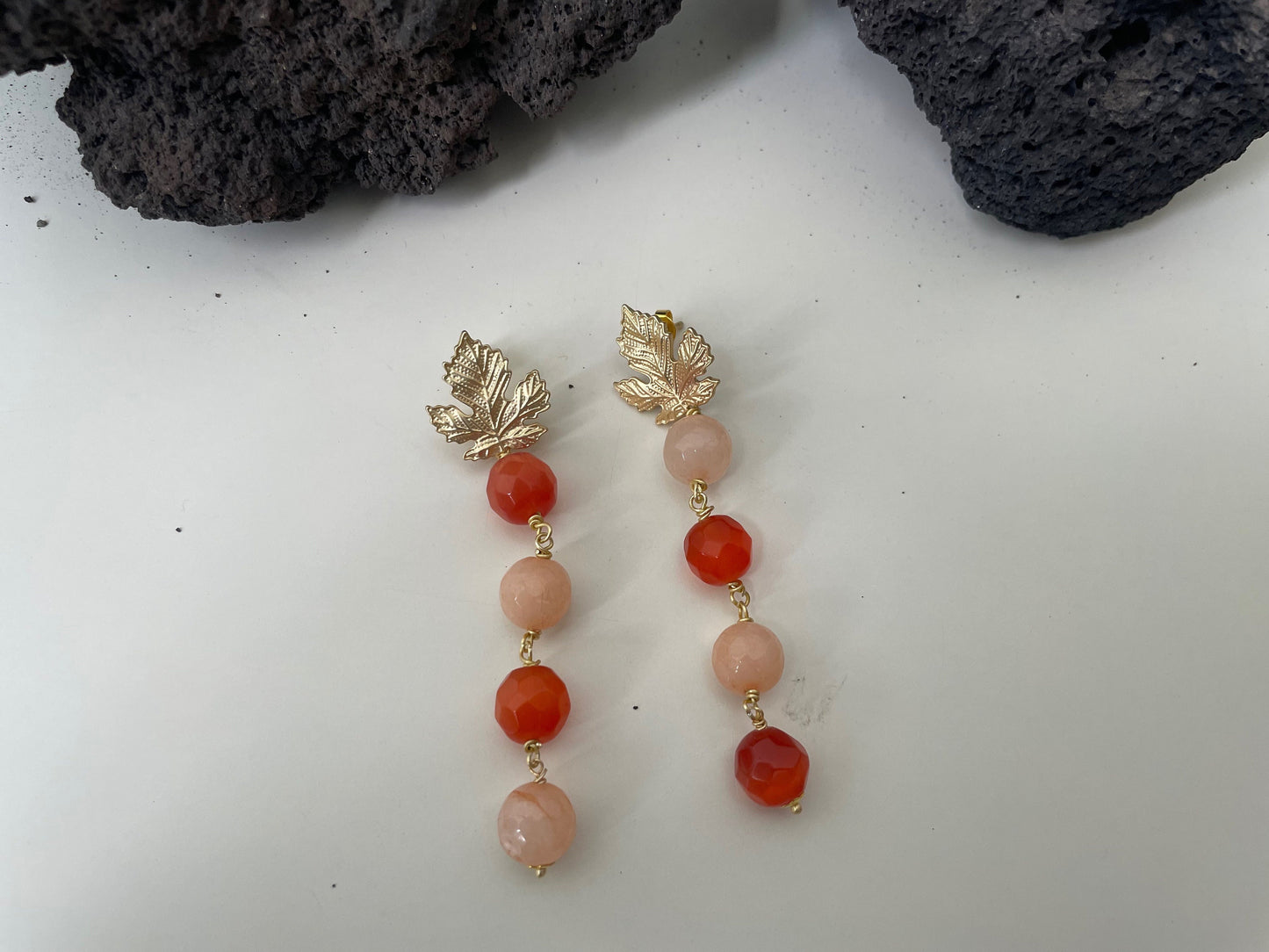 Orecchini con perno a foglia, e 4 perle pendenti, agata arancio e beige. orecchini autunnali.(