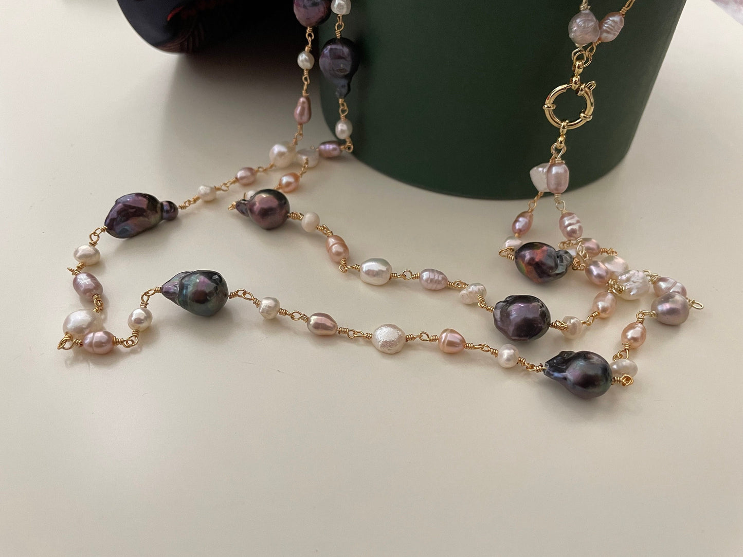 Collana di perle di fiume rosa e bianche e perle scaramazze grigie&