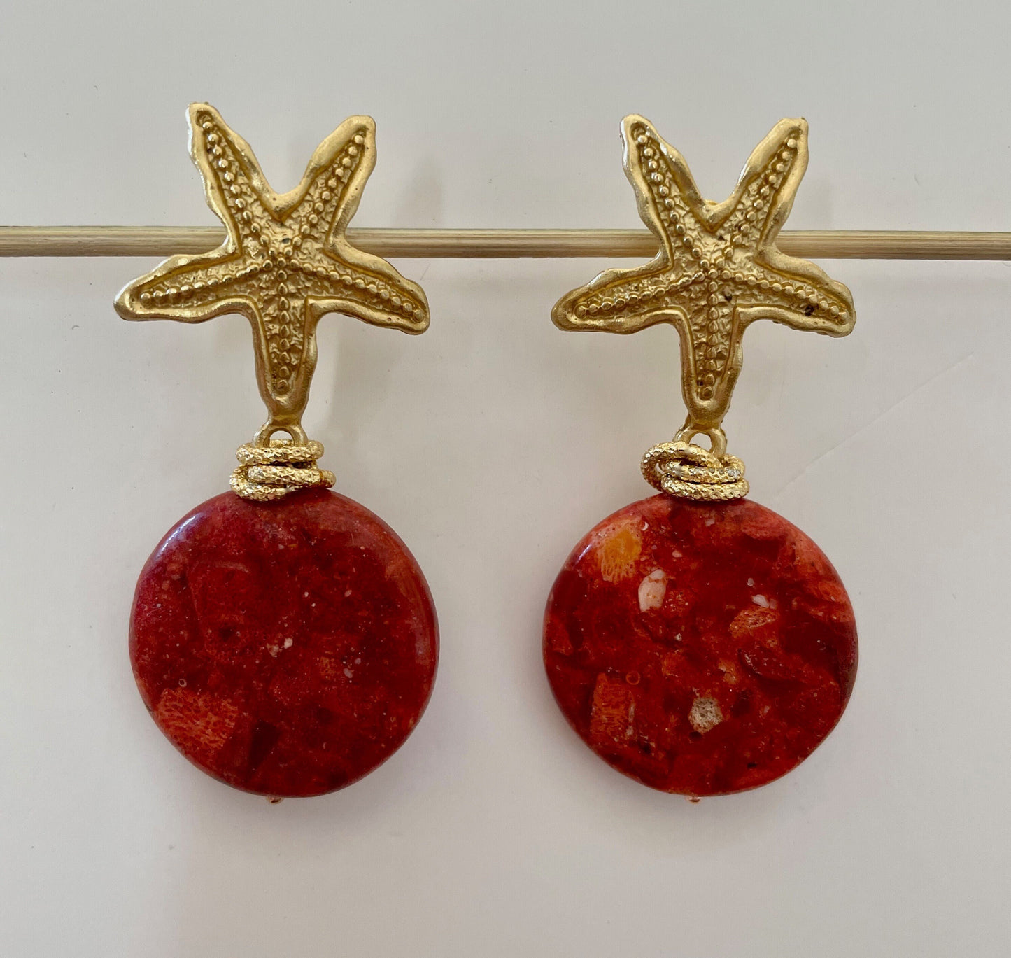 Orecchini siciliani con perno in zama e grande perla piatta di diaspro rosso.(