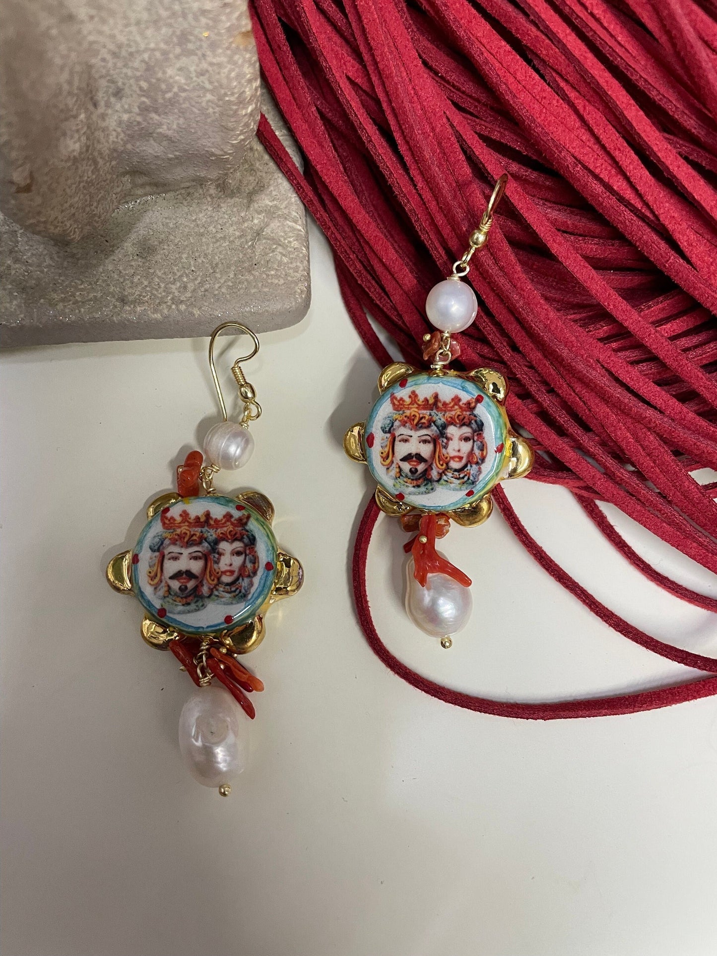 Orecchini siciliani con tamburelli in ceramica di Caltagirone dipinta a mano, perle barocche e chips di coralli regalo per lei.§