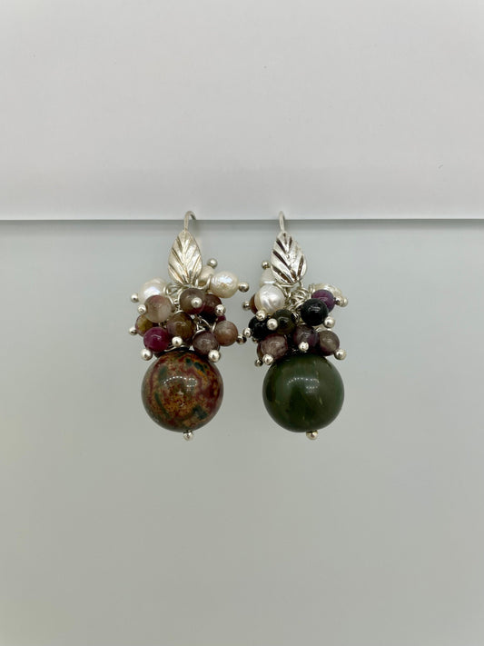 Orecchini argento 925 con perle di diaspro verde viola, grappolo di perle di fiume e di tormalina verde viola.(