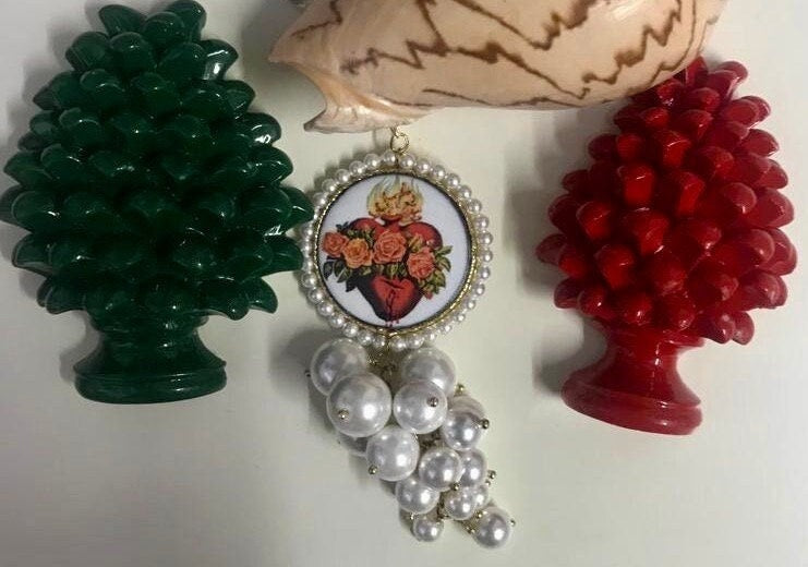 Ciondolo siciliano, mattonella di ceramica di Caltagirone, microperle di fiume e perle maiorca bianche. collana con pendente@