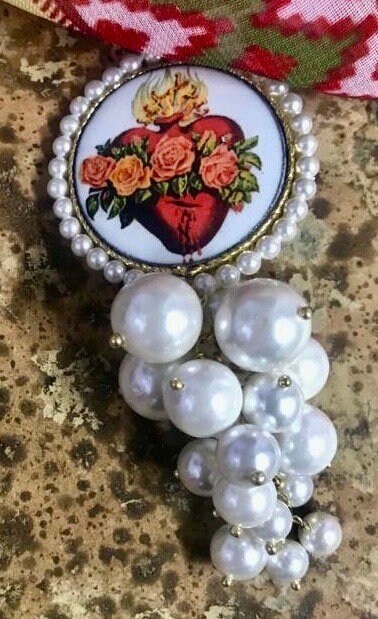 Ciondolo siciliano, mattonella di ceramica di Caltagirone, microperle di fiume e perle maiorca bianche. collana con pendente@