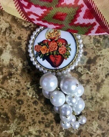 Ciondolo siciliano, mattonella di ceramica di Caltagirone, microperle di fiume e perle maiorca bianche. collana con pendente@