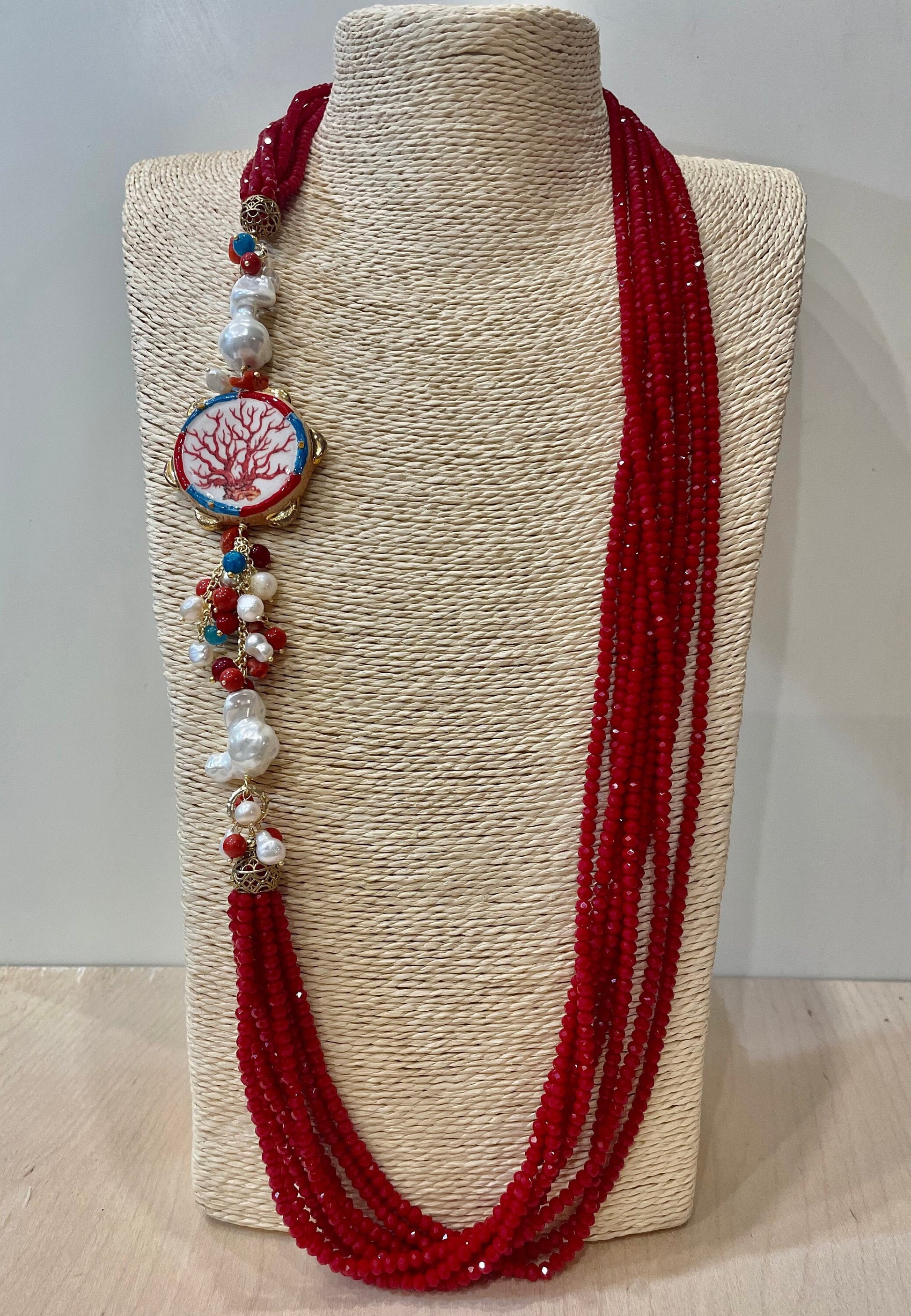 Collana multifilo con cristalli, collana lunga con tamburello di ceramica di Caltagirone, perle scaramazze e pietre dure.ç