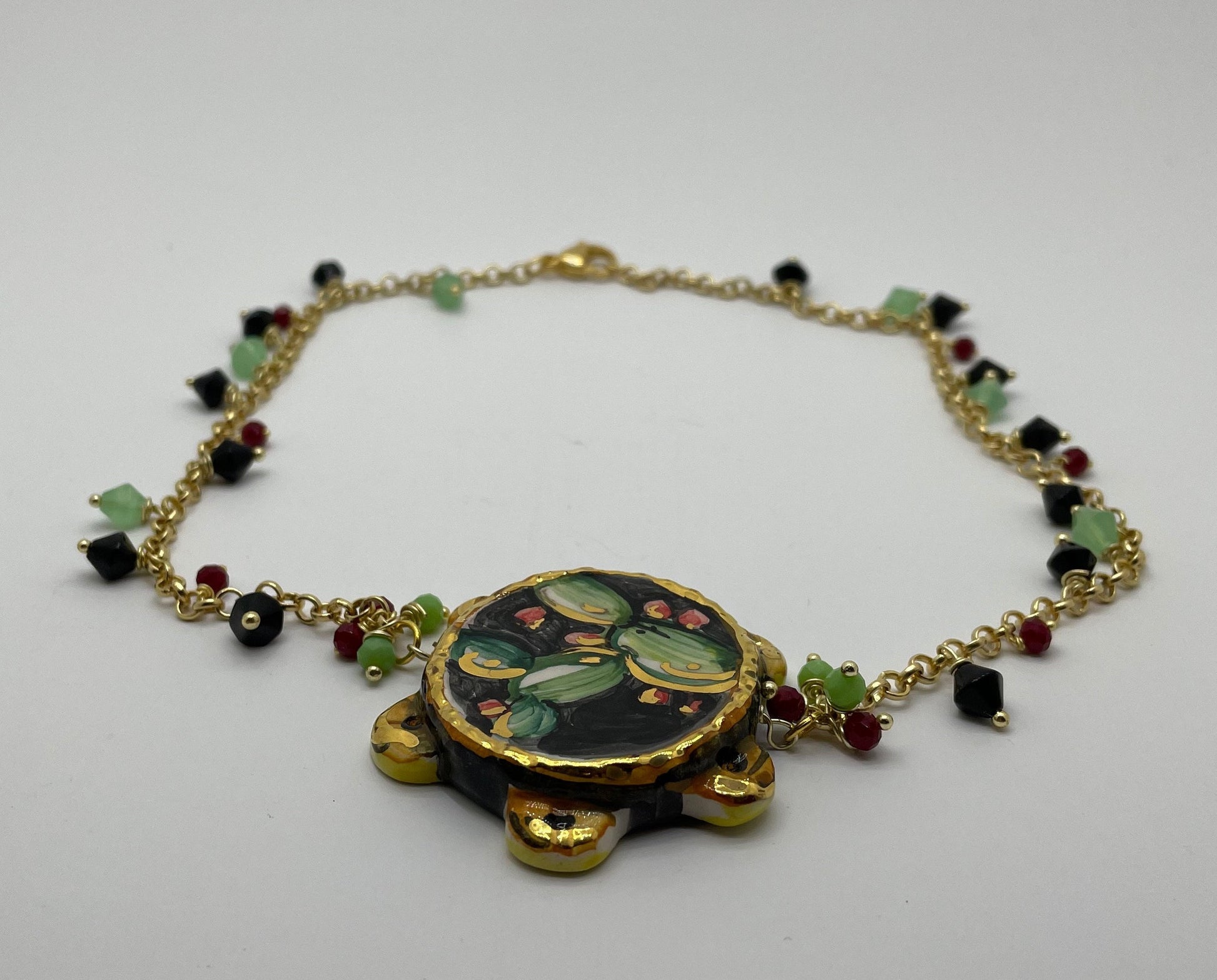 Collana girocollo, ottone, tamburello in ceramica di Caltagirone, perle di cristallo di colore misto.ç
