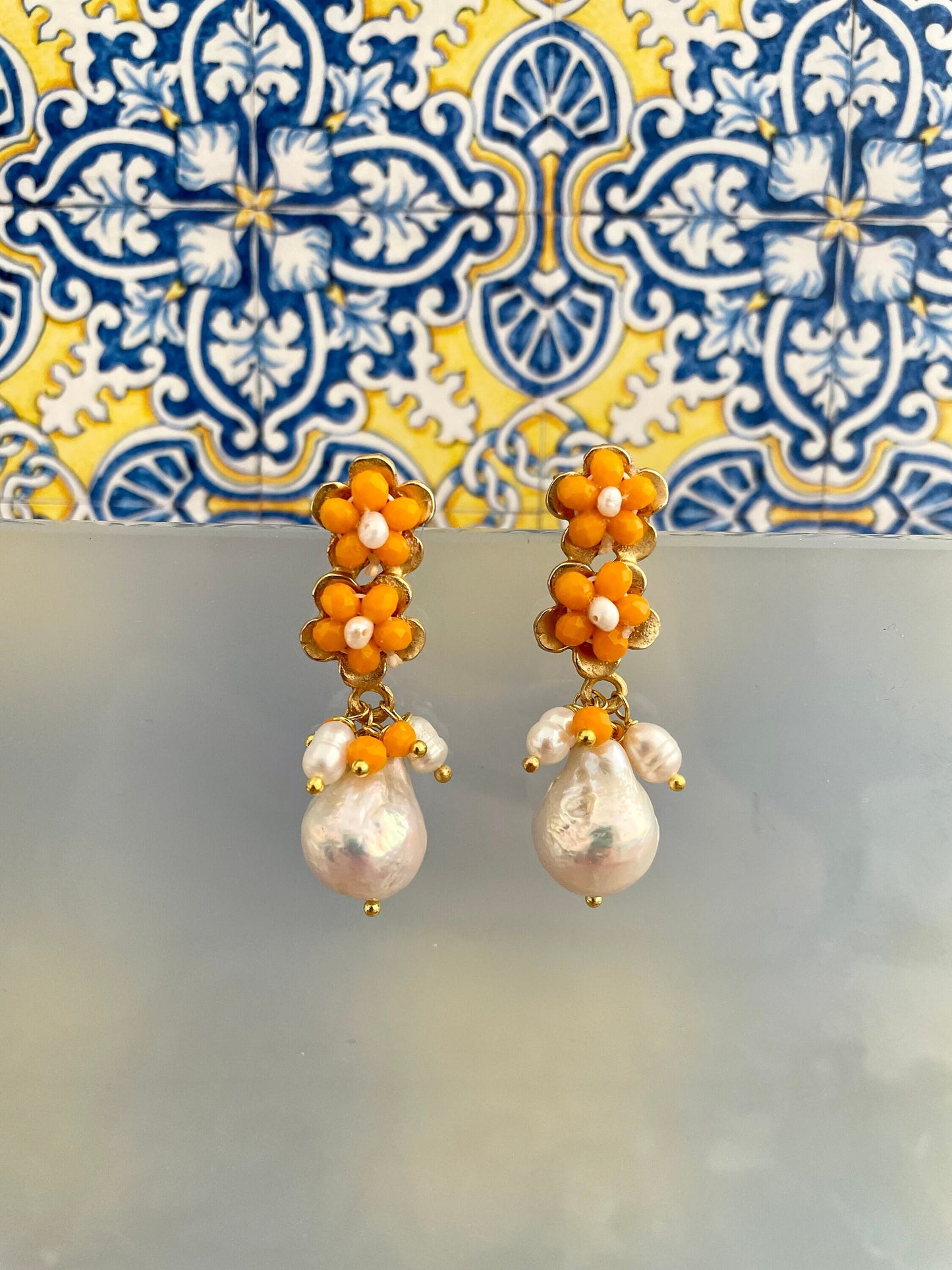 Orecchini pendenti, fiori di cristallo mandarino, perle di fiume e perle barocche regalo per lei.§