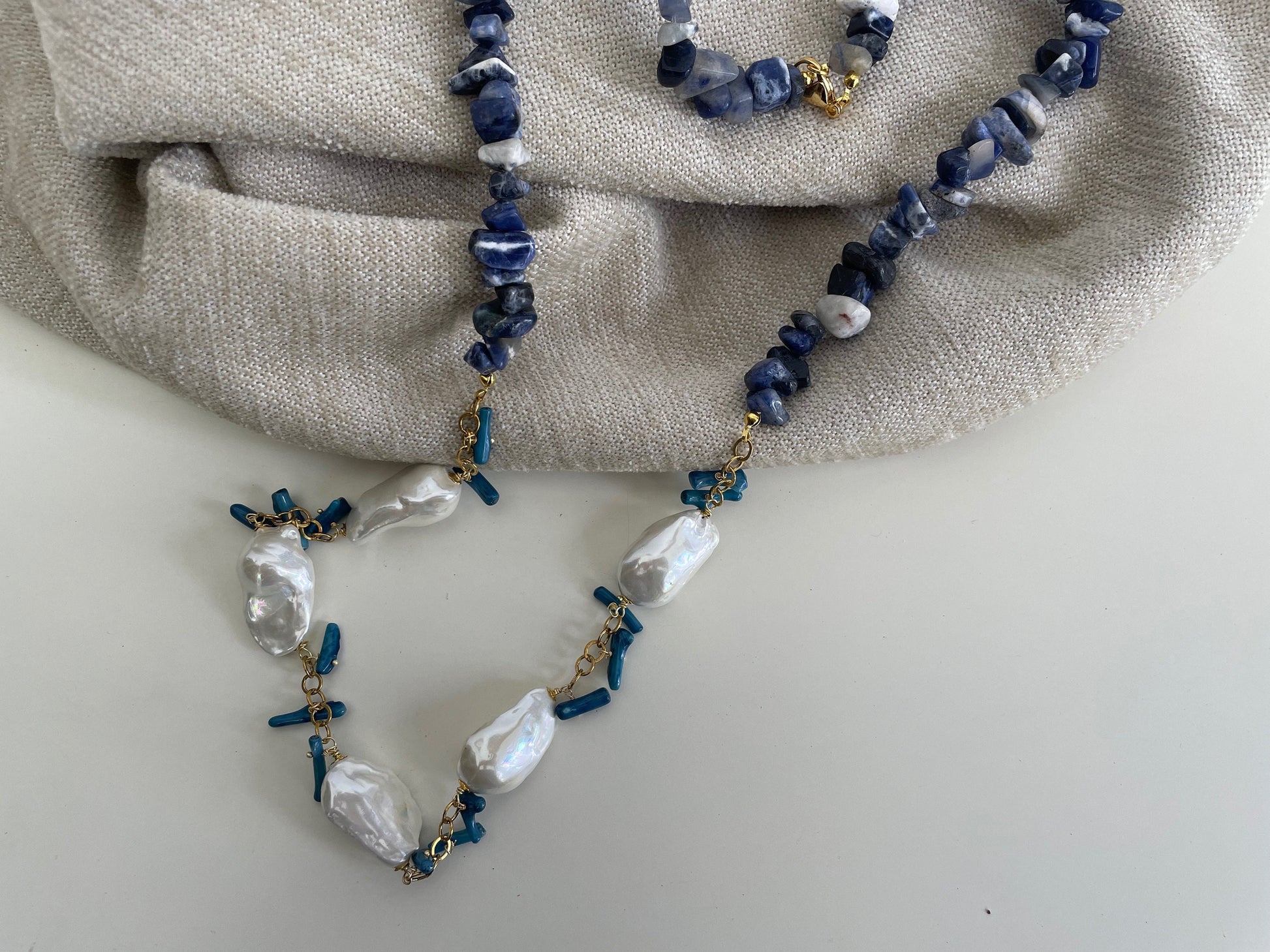 Collana composita, sodalite blu, corallo bambu blu e perle scaramazze.&