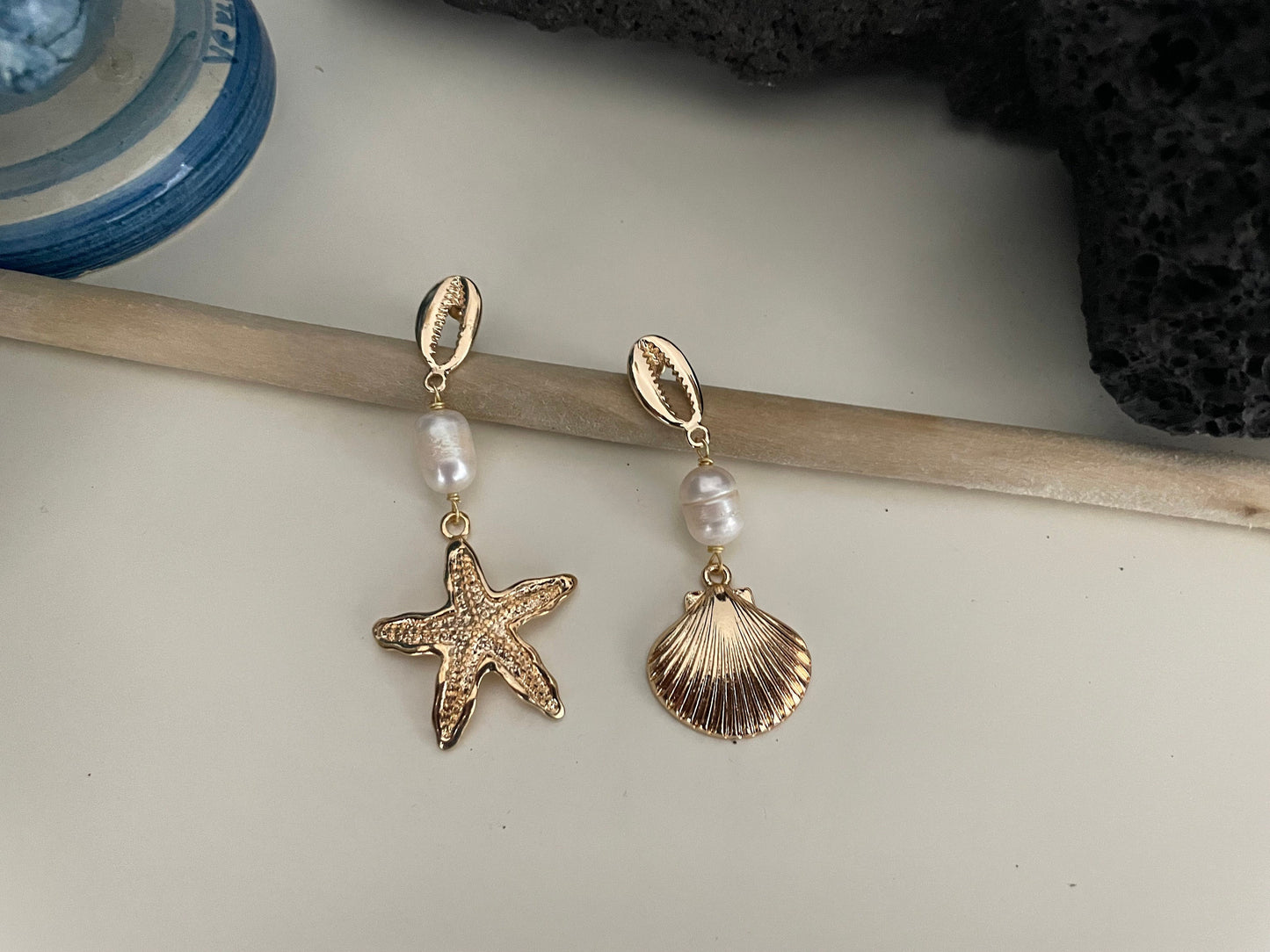 Orecchini asimmetrici, ottone, conchiglia, stella marina e perla barocca.(
