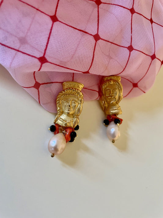 Orecchini siciliani con perno a forma di teste di mori siciliani, perle e coralli §