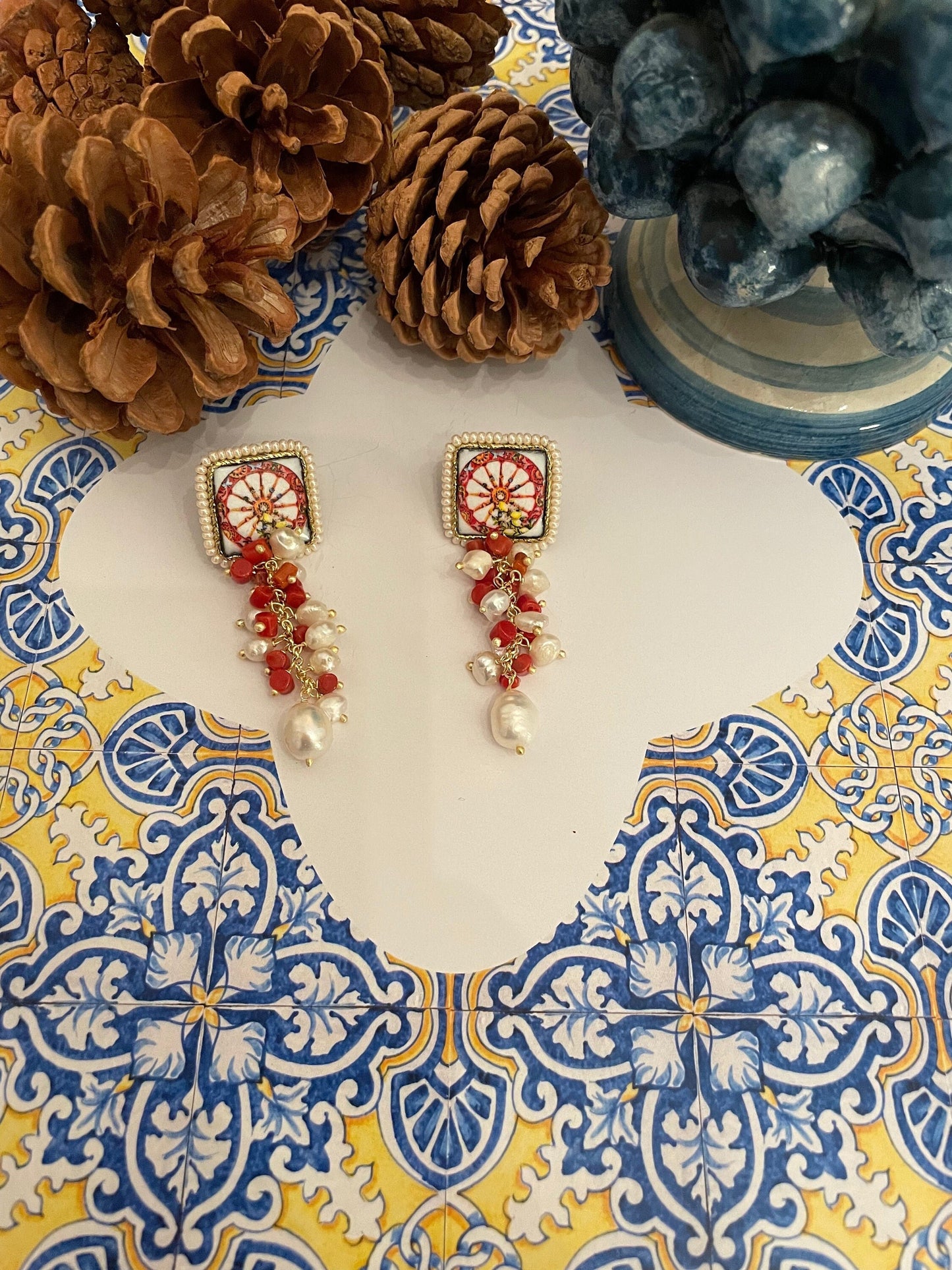 Orecchini pendenti, perno argento 925, mattonella ceramica di Caltagirone, grappolo di perle di fiume e coralli, regalo per lei *