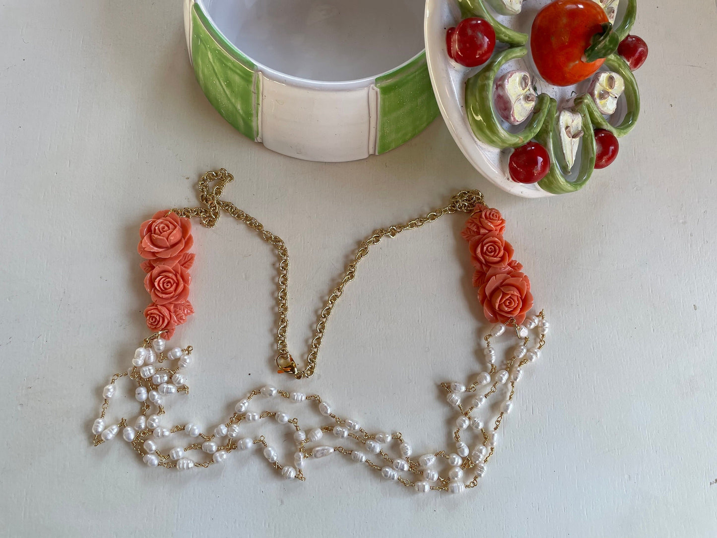 Collana maglia satinata, perle di fiume e rose di pasta di corallo.&