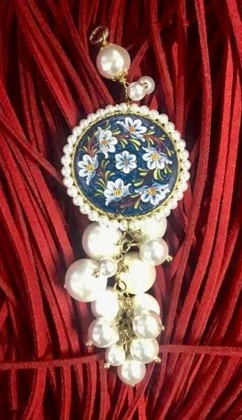 Ciondolo siciliano, mattonella di ceramica di Caltagirone, microperle di fiume e perle maiorca bianche. collana con pendente@