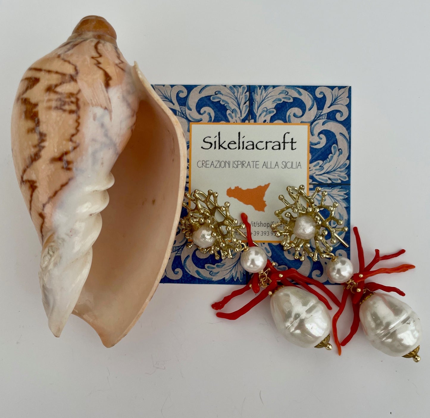 Orecchini siciliani con grandi perle maiorca bianche e rametti di corallo §