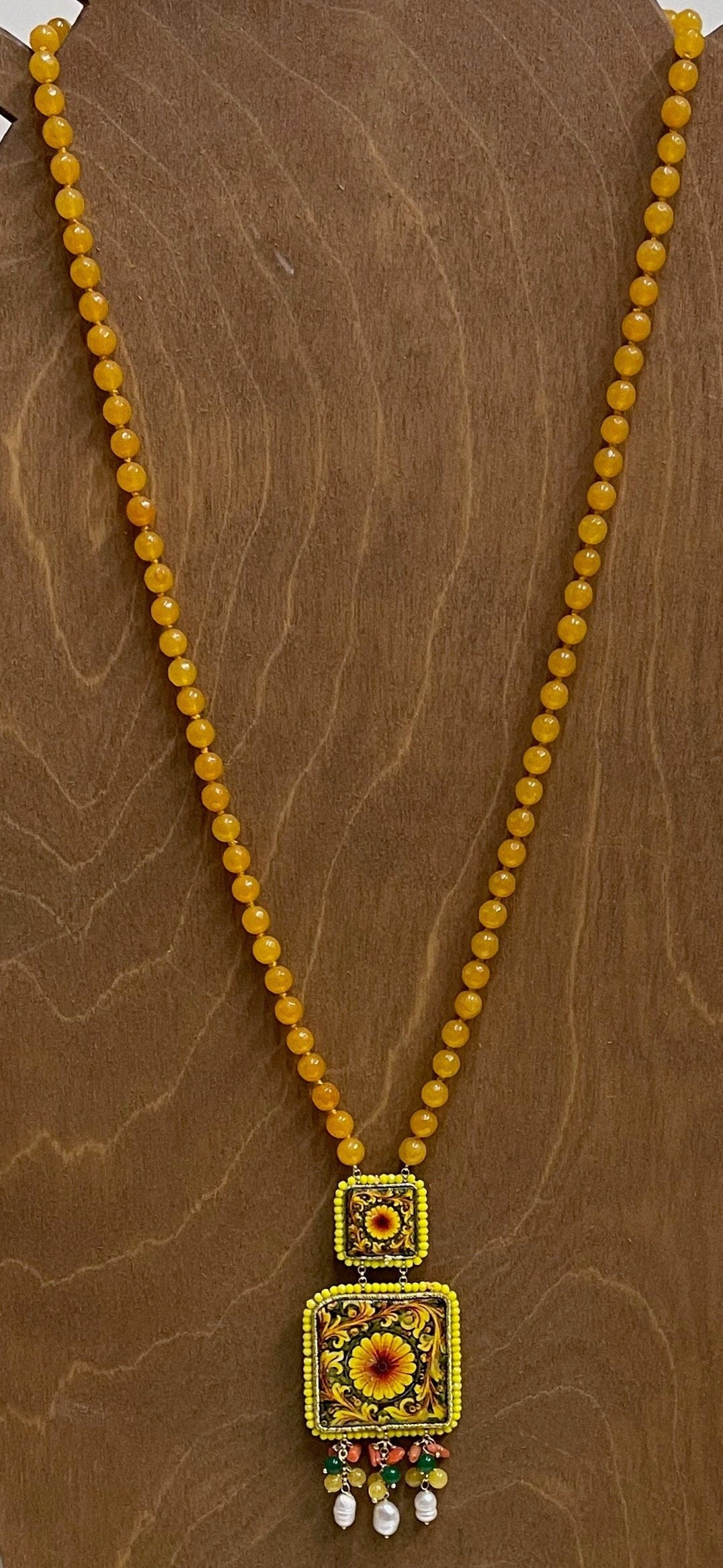 Collana siciliana con filo di perle di agata gialla e mattonelle di ceramica di Caltagirone.!