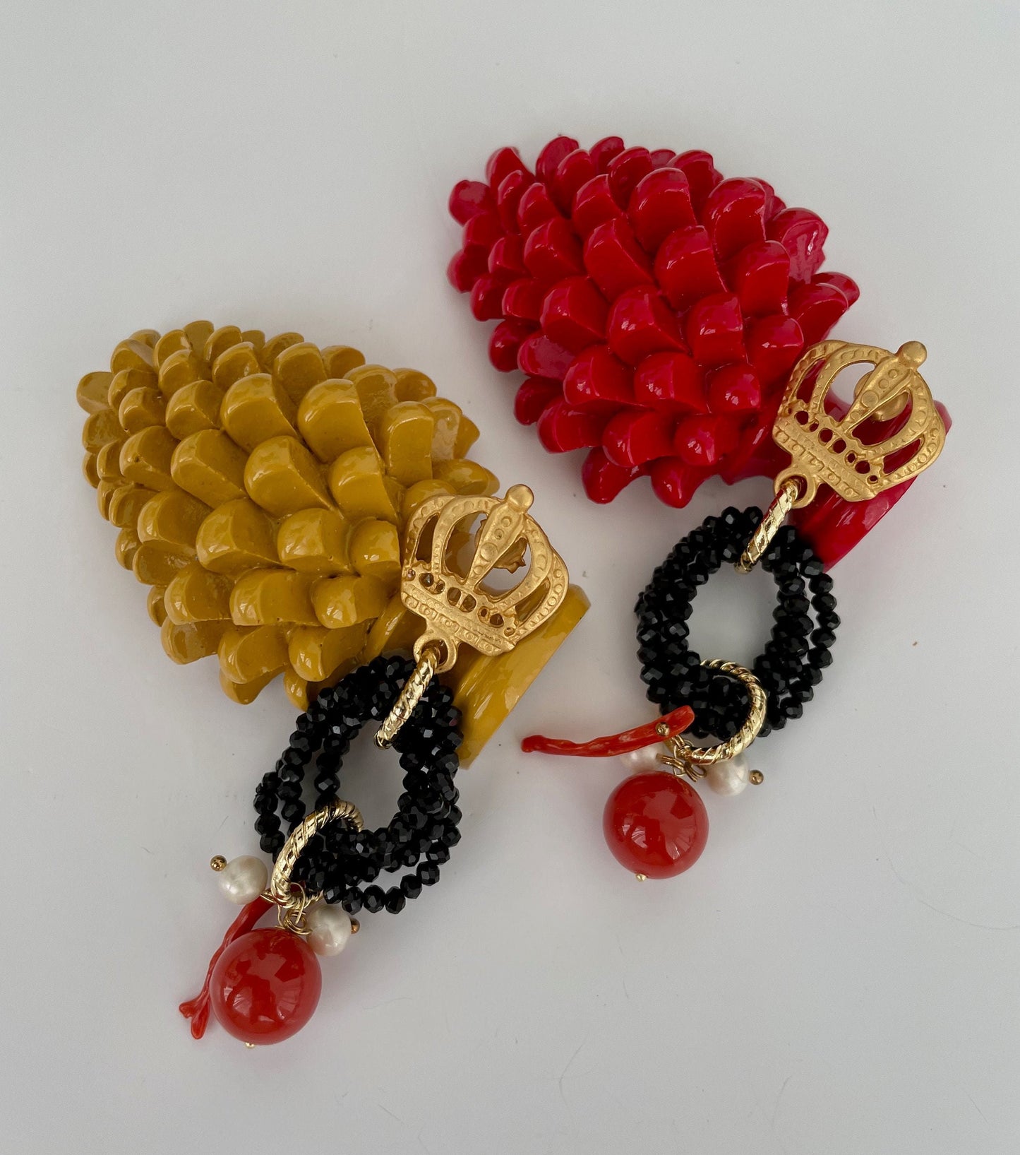 Orecchini con corona in zama, cristalli neri e perle maiorca rosse.(
