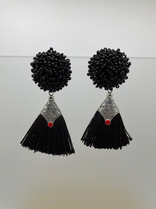 Orecchini con microperle di vetro nere e nappa nera con piastra argentata. orecchini pendenti, regalo donna.(
