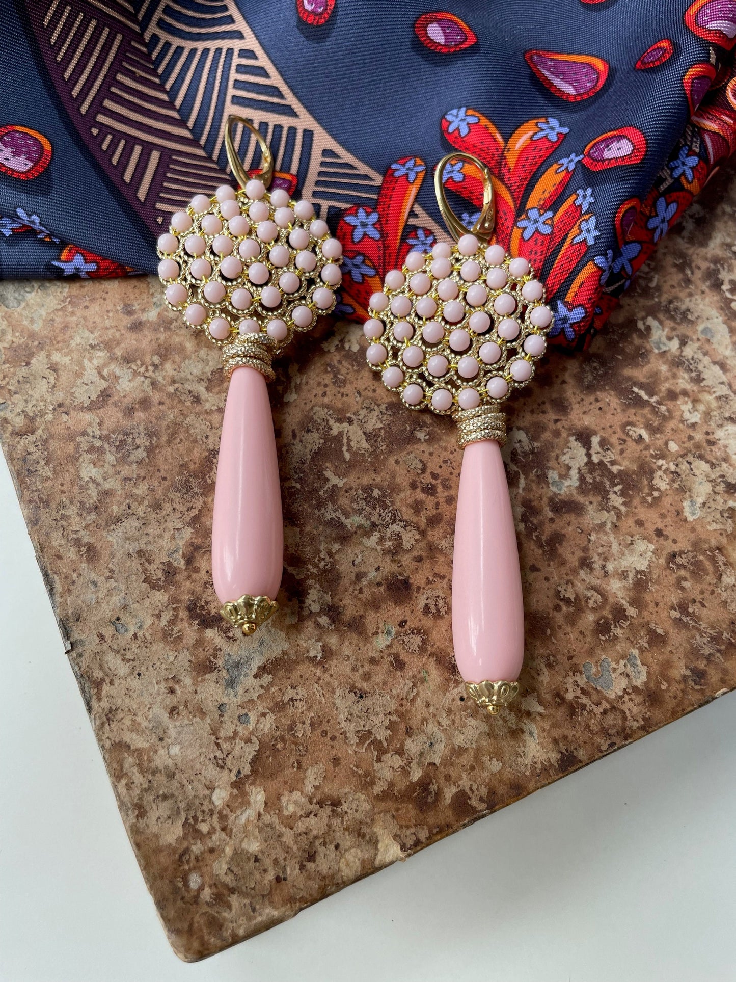 Orecchini lunghi con filigrana tonda, perle pasta di corallo rosa, gancio argento 925 placcato oro.(