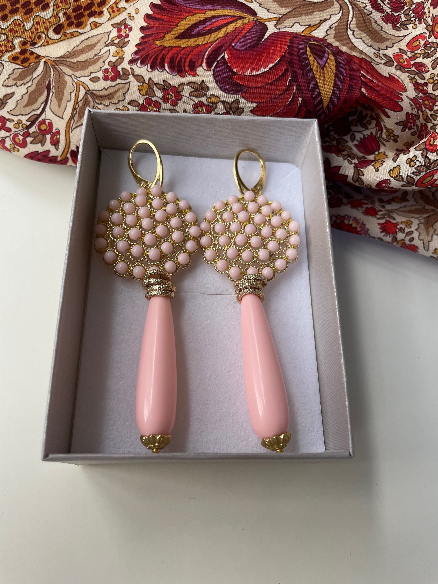 Orecchini lunghi con filigrana tonda, perle pasta di corallo rosa, gancio argento 925 placcato oro.(