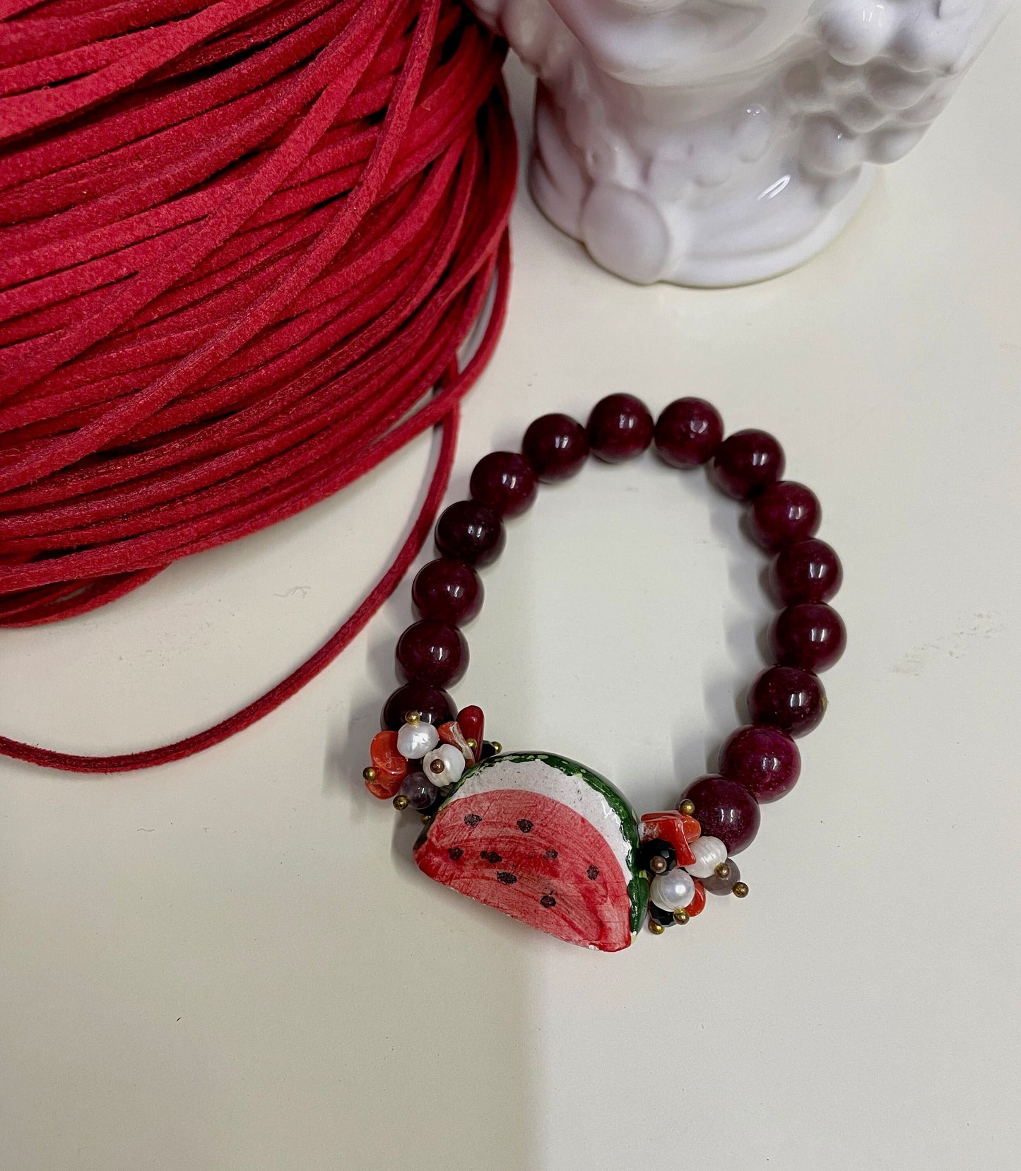 Bracciale Sikelia, Bracciale elastico, perle di agata rossa, cocomero in ceramica di Caltagirone. regalo ragazza.