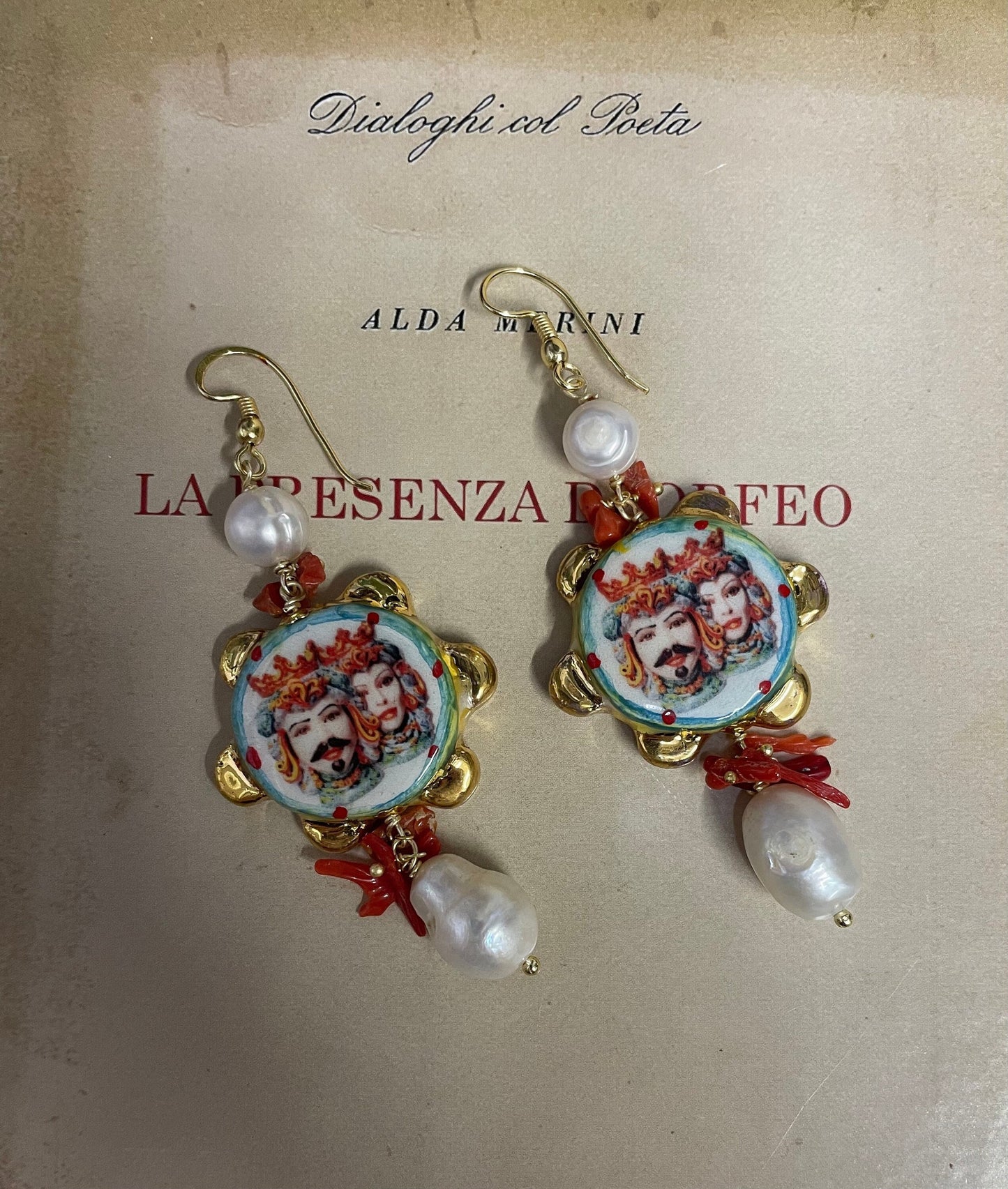 Orecchini siciliani con tamburelli in ceramica di Caltagirone dipinta a mano, perle barocche e chips di coralli regalo per lei.§