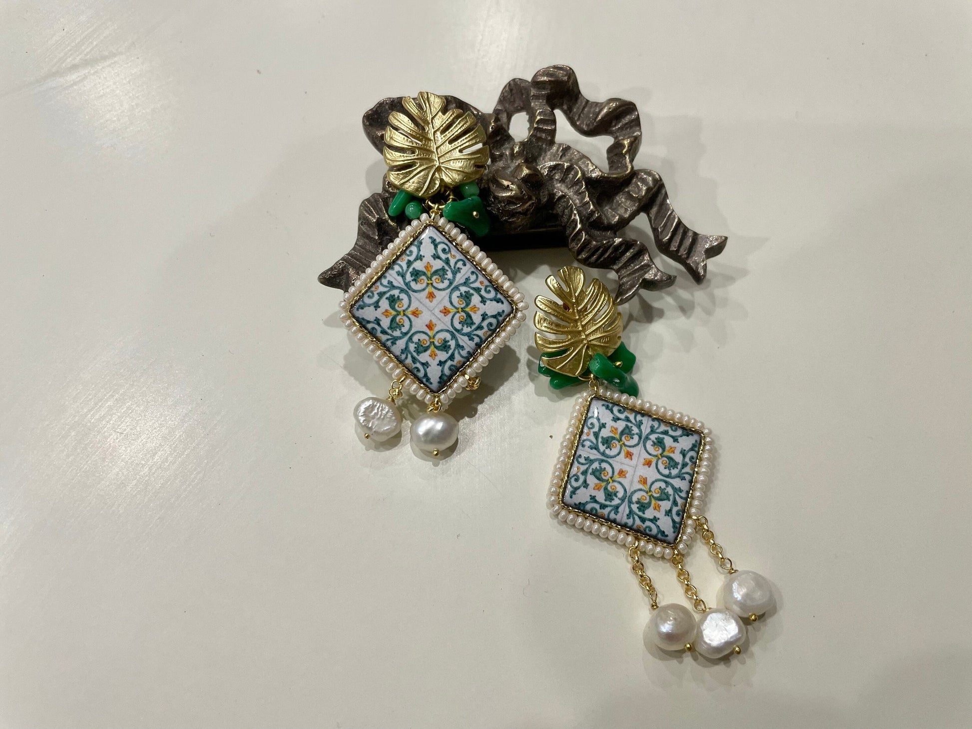 Orecchini con mattonella ceramica di Caltagirone, corallo bambù verde, perle di fiume e perno in bronzo *