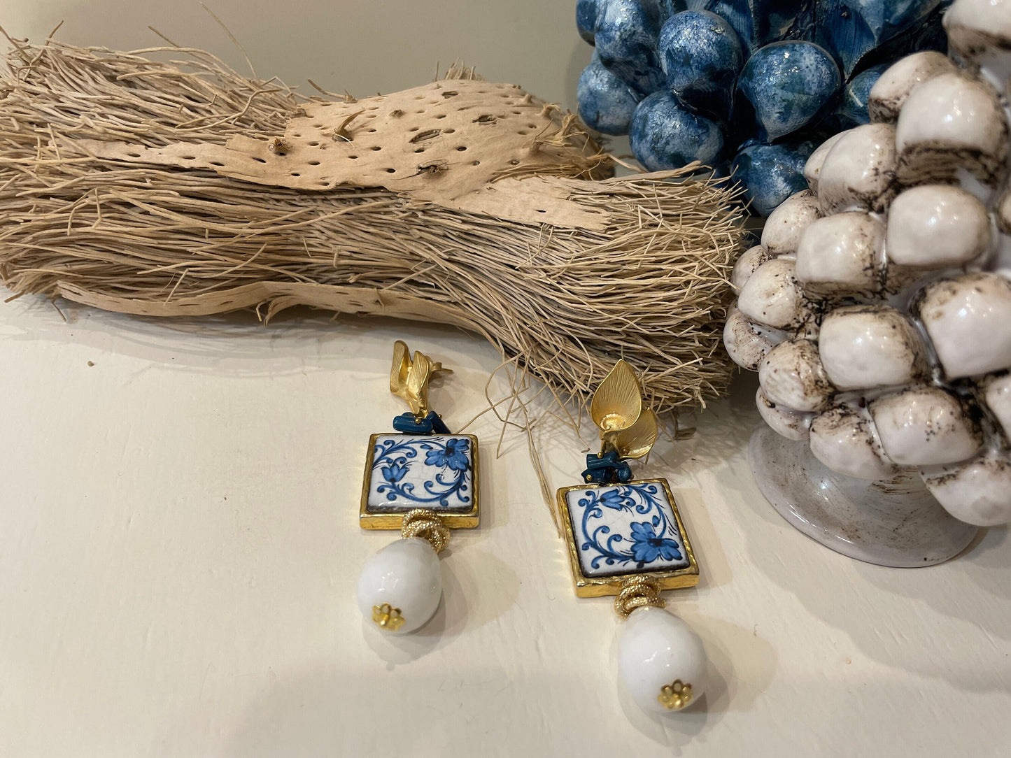 Orecchini siciliani, mattonella ceramica di Caltagirone, maiolica floreale, chips blu e agata bianca *