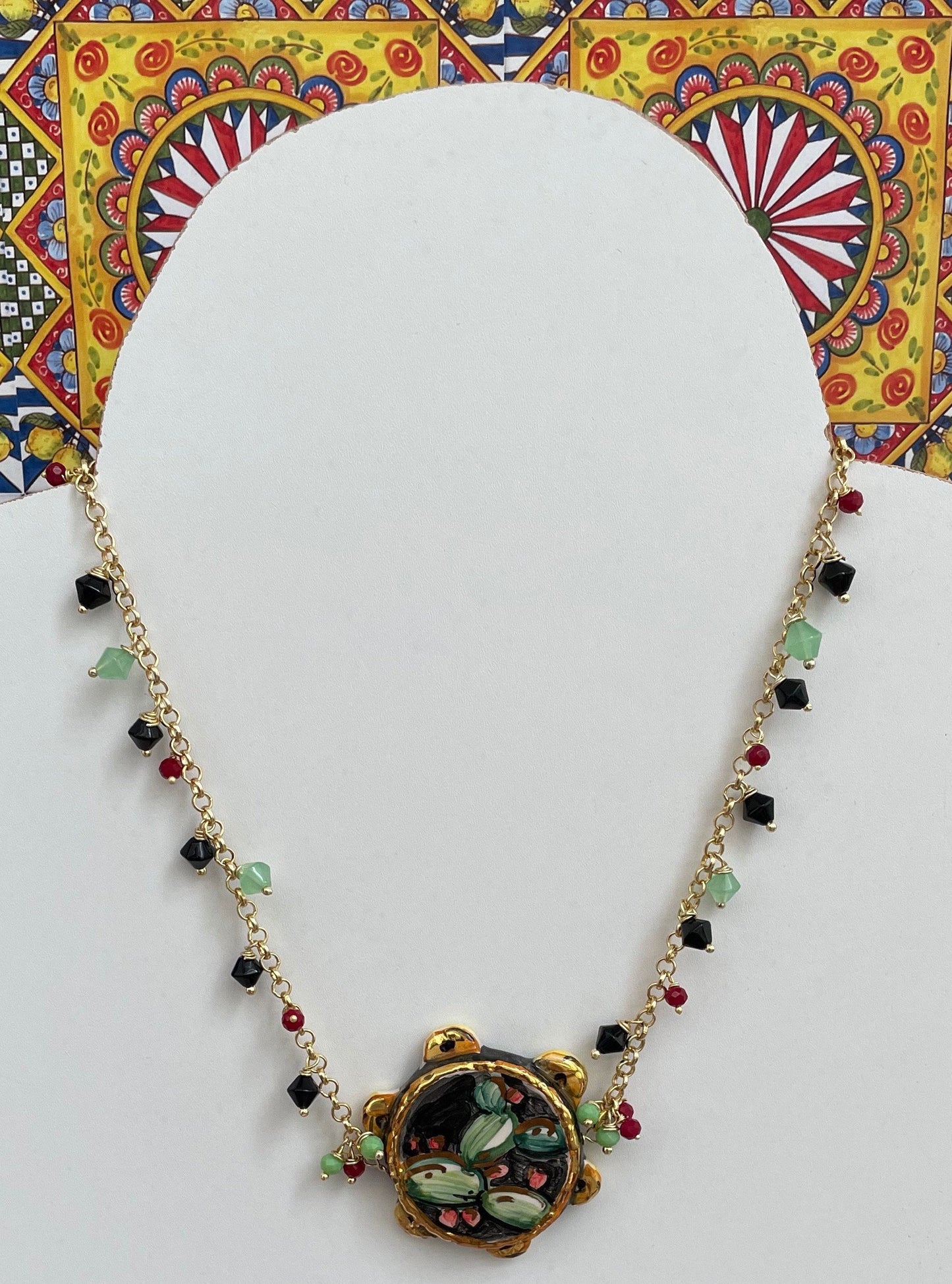 Collana girocollo, ottone, tamburello in ceramica di Caltagirone, perle di cristallo di colore misto.ç