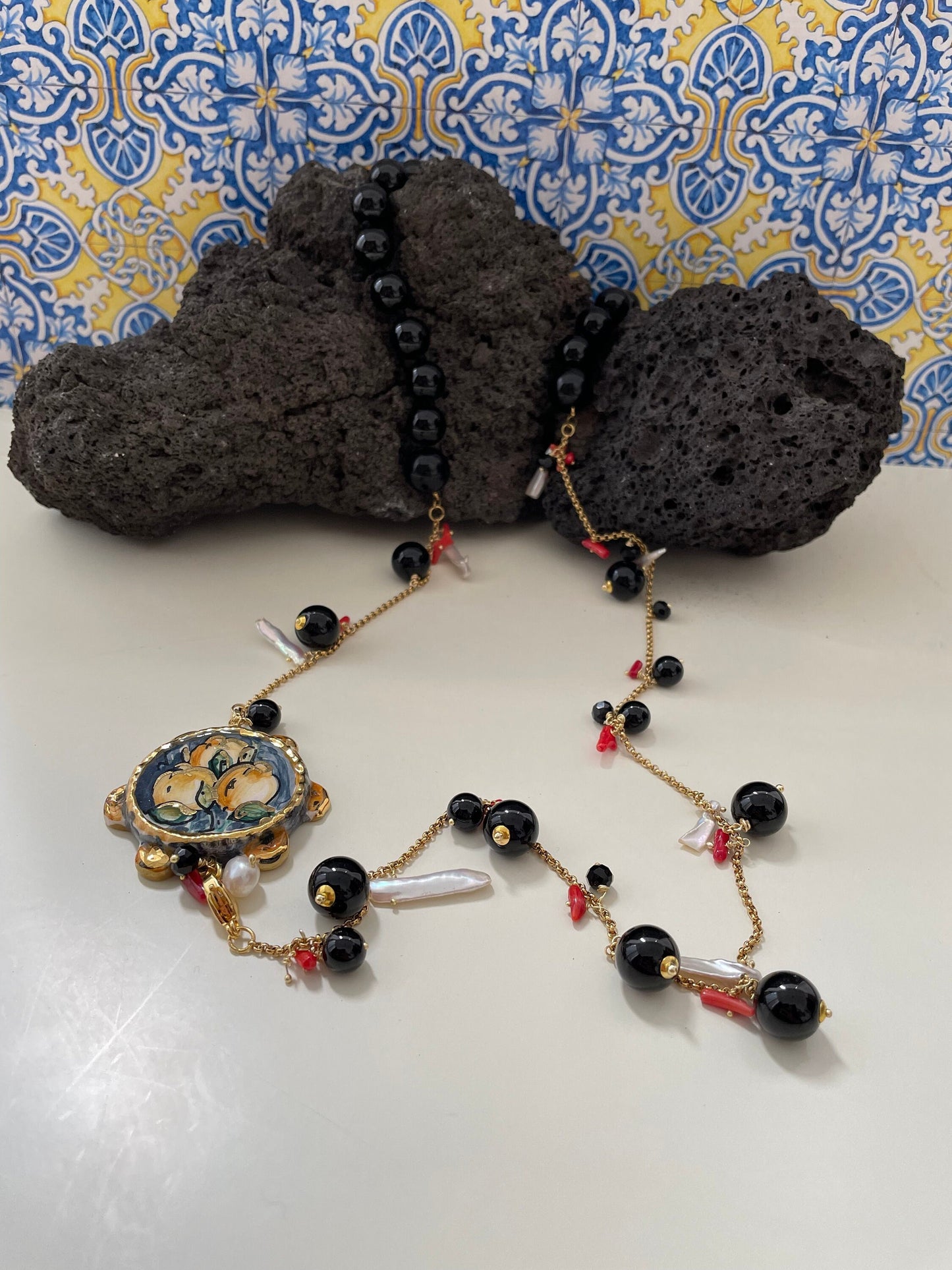 Collana siciliana con tamburello in ceramica di Caltagirone, perle di onice , perle scaramazze e coralli. regalo per lei.ç